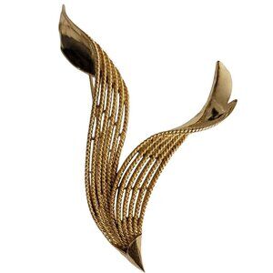 Trifari Crown Over T Gold Tone Ribbed Ribbon Brooch Pin, Signed